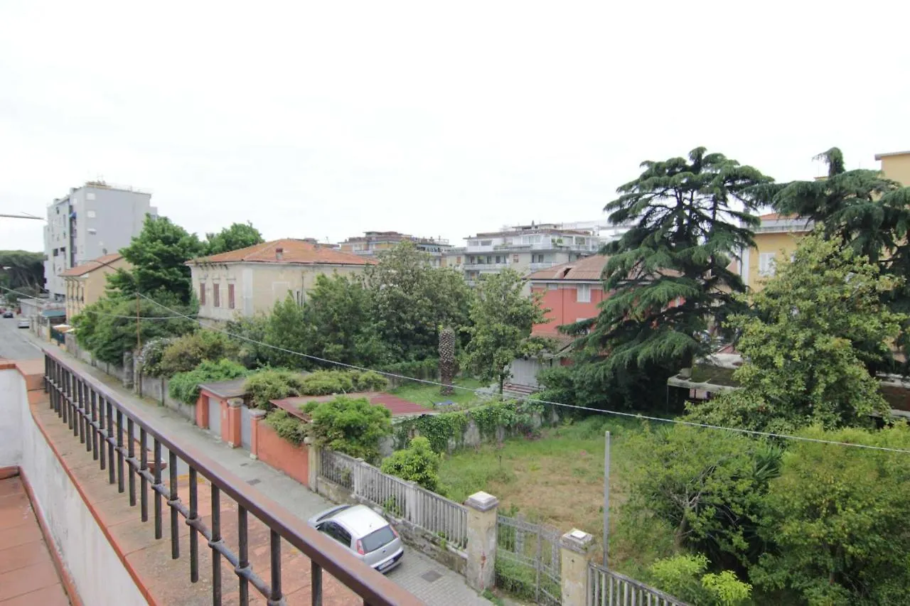 L'Arrocco Bed And Breakfast Marina Di Carrara Bed & Breakfast