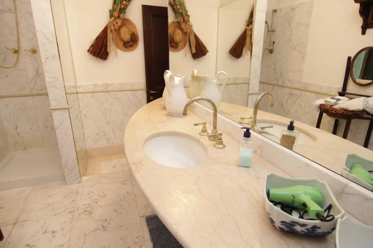 L'Arrocco Bed And Breakfast Marina Di Carrara Bed & Breakfast