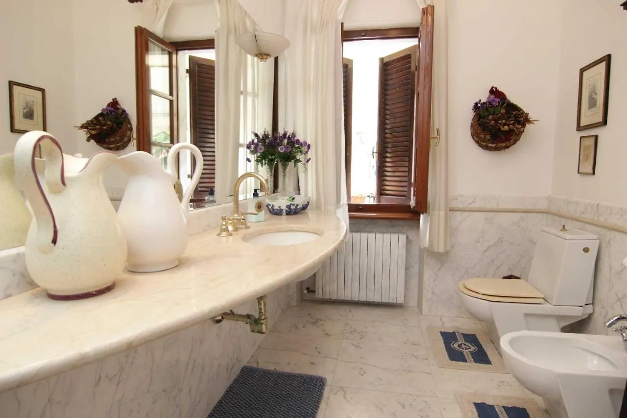 L'Arrocco Bed And Breakfast Marina Di Carrara Bed & Breakfast